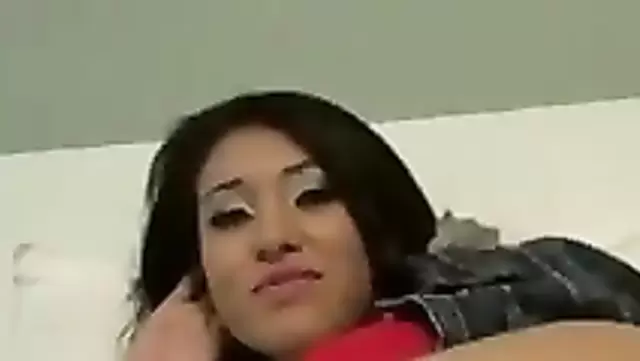 Симпатичная узбечка трахается в трусиках