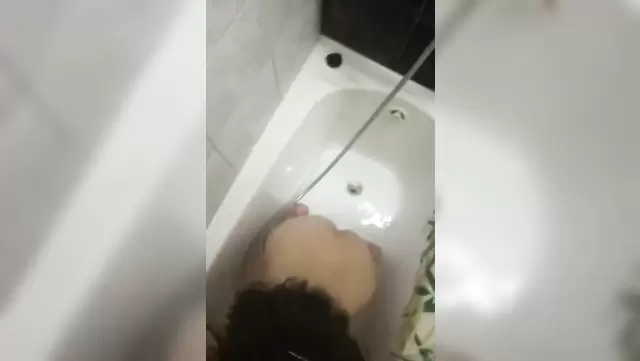 Мужик дал за щеку узбечке в ванне